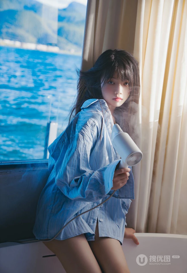 朦胧的气质 轮船上的条纹衬衫女生动人写真照