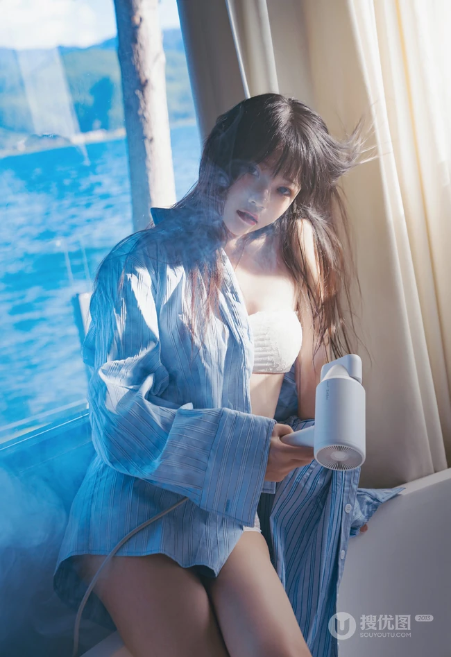 朦胧的气质 轮船上的条纹衬衫女生动人写真照