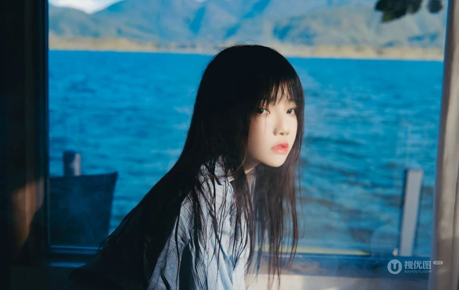 朦胧的气质 轮船上的条纹衬衫女生动人写真照