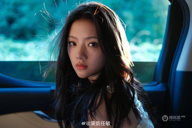 朦胧的气质 轮船上的条纹衬衫女生动人写真照