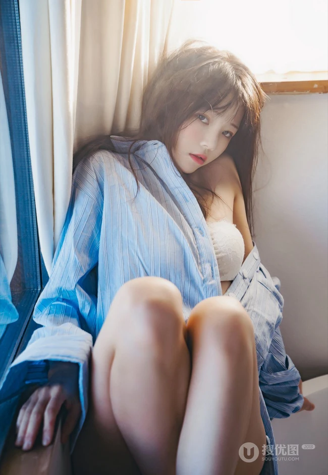 朦胧的气质 轮船上的条纹衬衫女生动人写真照