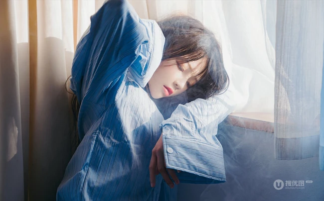 朦胧的气质 轮船上的条纹衬衫女生动人写真照