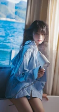 朦胧的气质 轮船上的条纹衬衫女生动人写真照