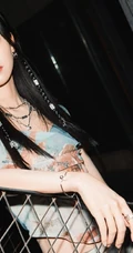 陈都灵废旧厂风写真，紧身套装裙显苗条凹凸身段