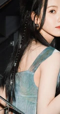 陈都灵废旧厂风写真，紧身套装裙显苗条凹凸身段