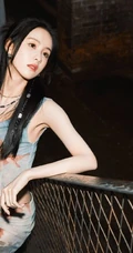 陈都灵废旧厂风写真，紧身套装裙显苗条凹凸身段
