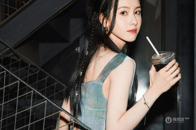 陈都灵废旧厂风写真，紧身套装裙显苗条凹凸身段