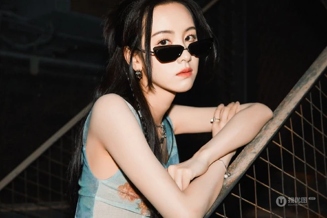 陈都灵废旧厂风写真，紧身套装裙显苗条凹凸身段