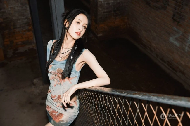 陈都灵废旧厂风写真，紧身套装裙显苗条凹凸身段