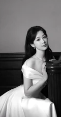 杨紫一袭白色长裙小露香肩气质温婉写真美照