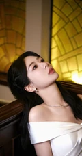 杨紫一袭白色长裙小露香肩气质温婉写真美照