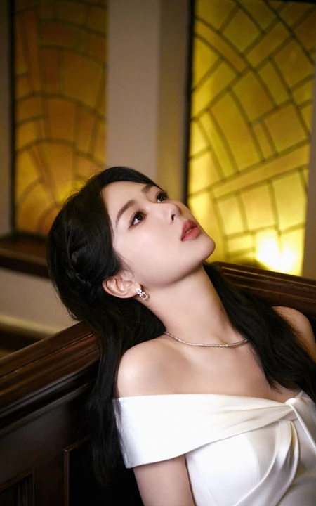 杨紫一袭白色长裙小露香肩气质温婉写真美照