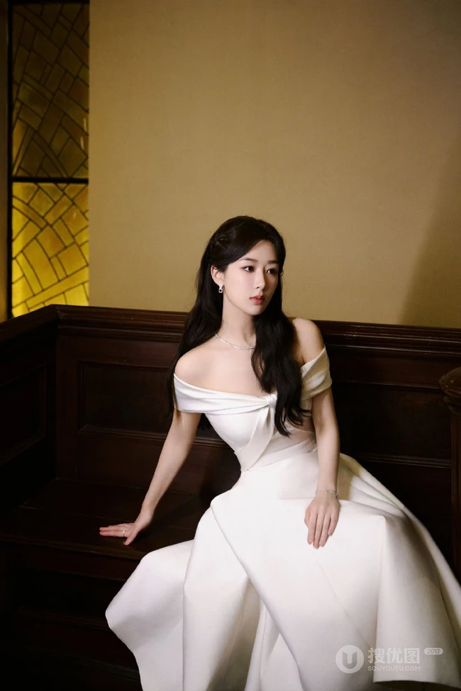 杨紫一袭白色长裙小露香肩气质温婉写真美照