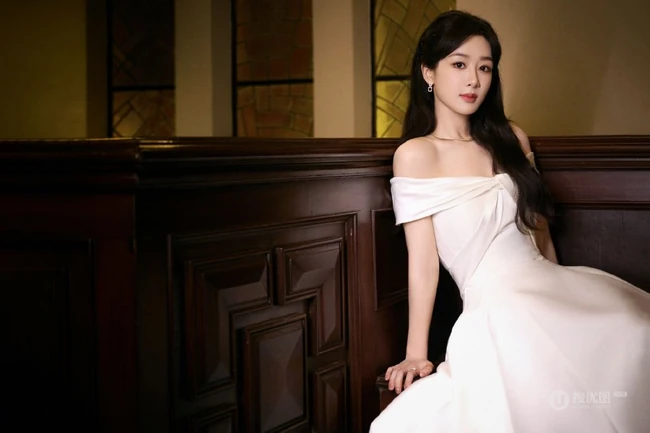 杨紫一袭白色长裙小露香肩气质温婉写真美照