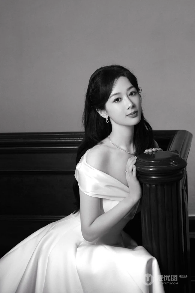 杨紫一袭白色长裙小露香肩气质温婉写真美照