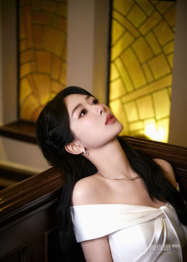 杨紫一袭白色长裙小露香肩气质温婉写真美照