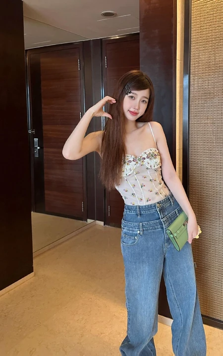 虞书欣生活照，女生虞书欣穿个性衣服的真人照片