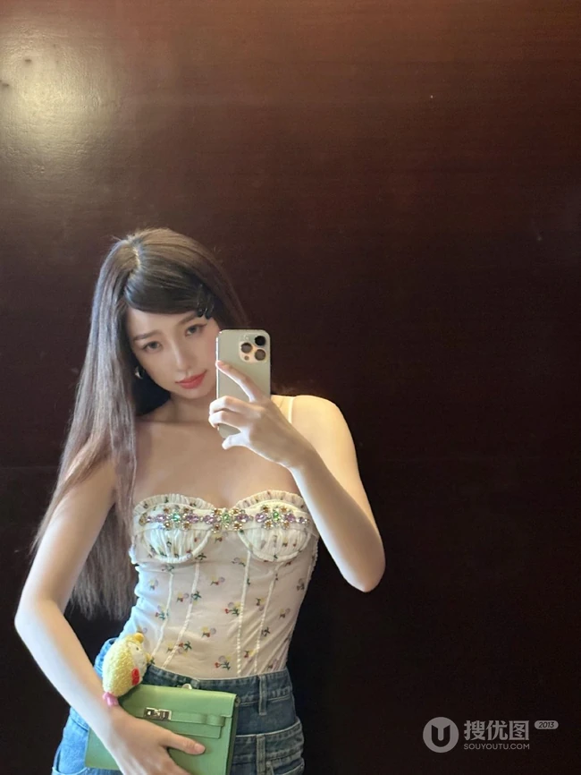虞书欣生活照，女生虞书欣穿个性衣服的真人照片
