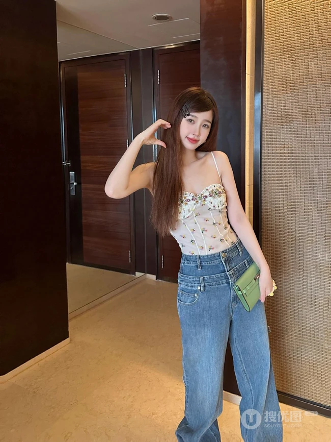 虞书欣生活照，女生虞书欣穿个性衣服的真人照片