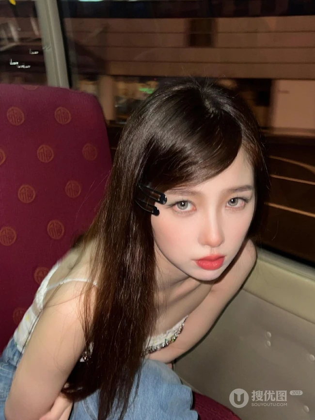 虞书欣生活照，女生虞书欣穿个性衣服的真人照片