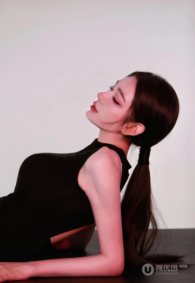 超级大长腿女生紧身黑色连衣裙优雅室内图片