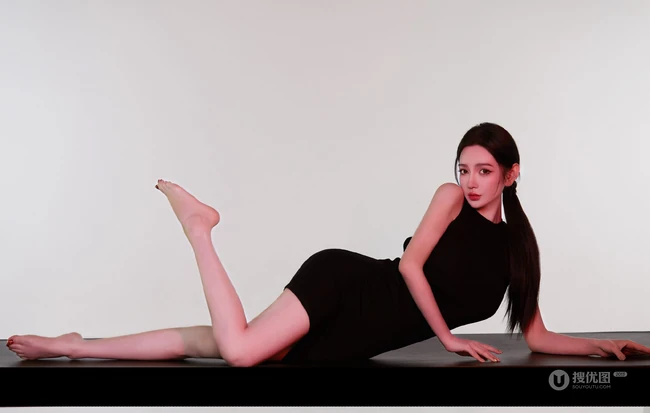 超级大长腿女生紧身黑色连衣裙优雅室内图片