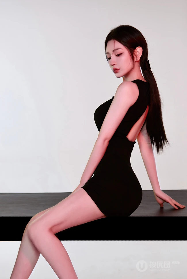 超级大长腿女生紧身黑色连衣裙优雅室内图片