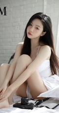 高颜值浅粉白皙少女清新白裙室内动人写真