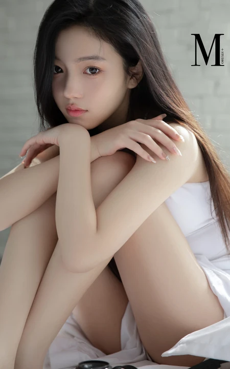 高颜值浅粉白皙少女清新白裙室内动人写真