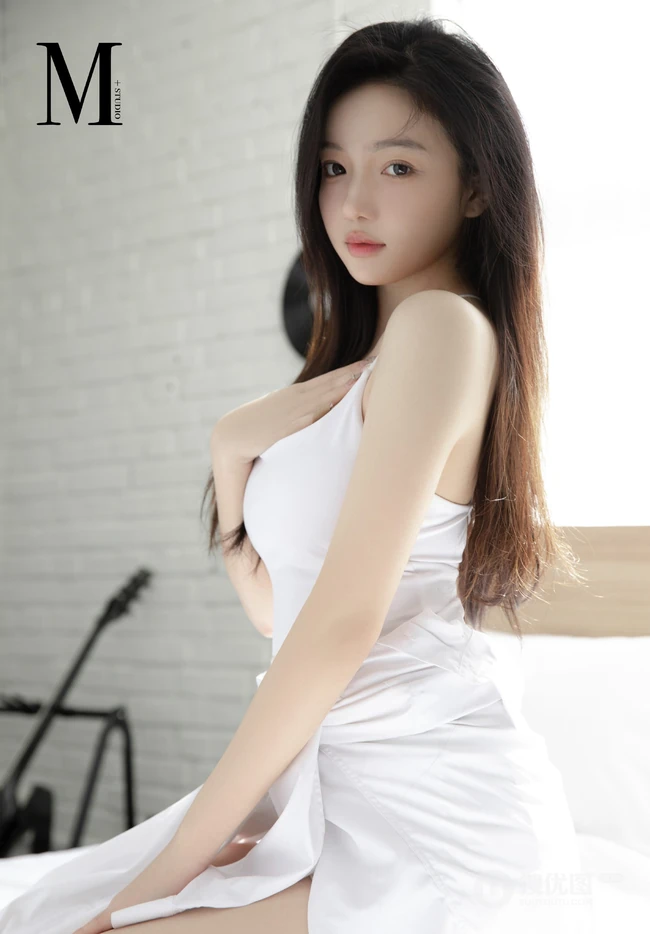 高颜值浅粉白皙少女清新白裙室内动人写真