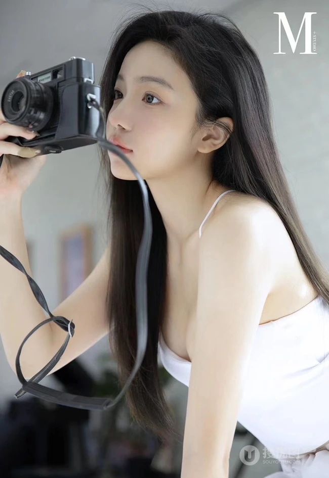 高颜值浅粉白皙少女清新白裙室内动人写真
