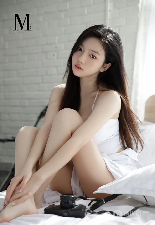 高颜值浅粉白皙少女清新白裙室内动人写真