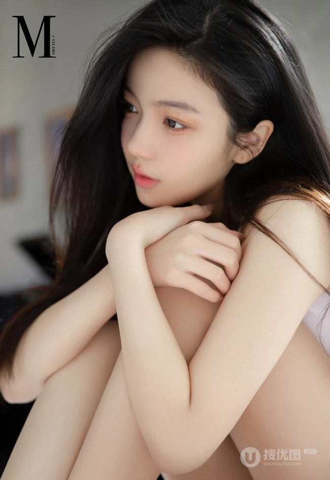 高颜值浅粉白皙少女清新白裙室内动人写真