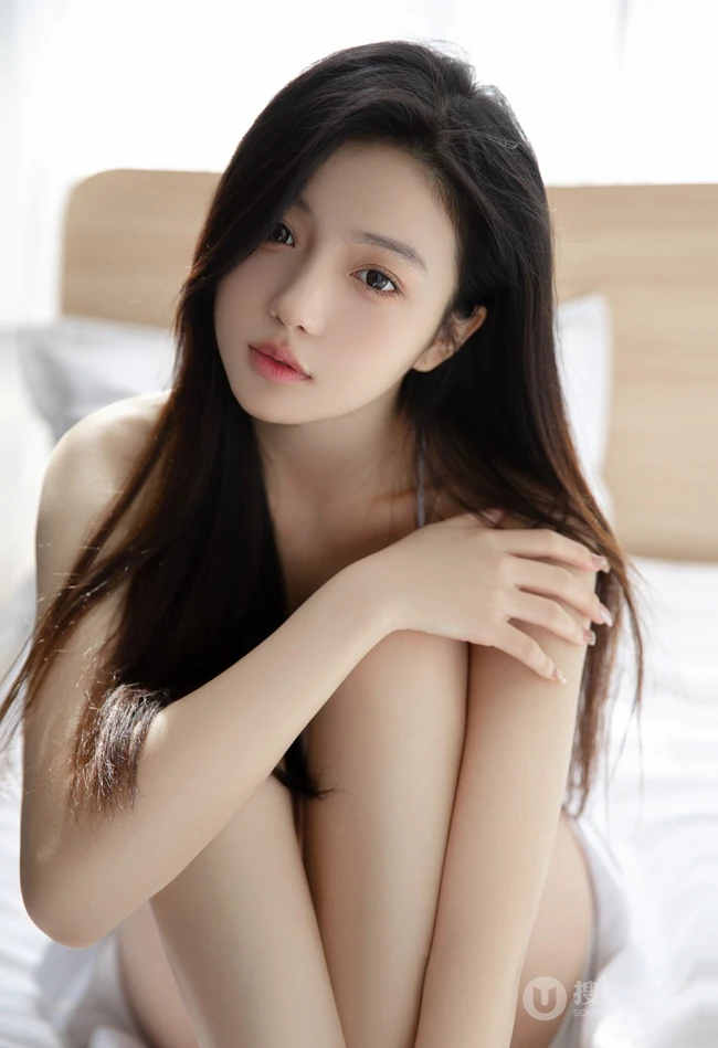 高颜值浅粉白皙少女清新白裙室内动人写真
