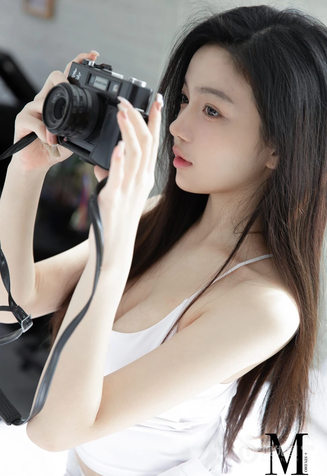 高颜值浅粉白皙少女清新白裙室内动人写真