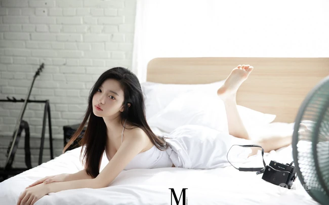 高颜值浅粉白皙少女清新白裙室内动人写真