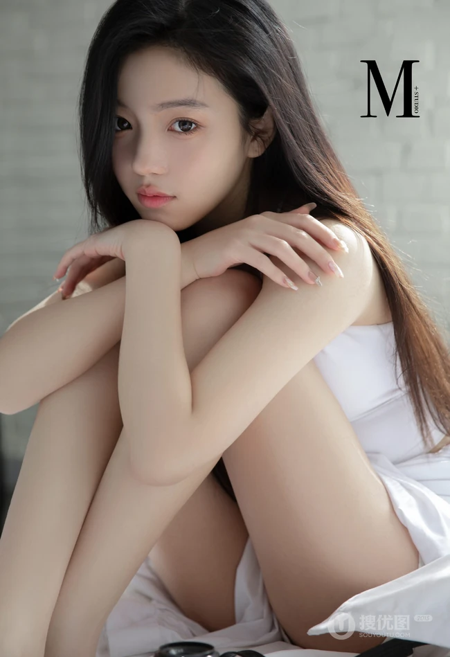 高颜值浅粉白皙少女清新白裙室内动人写真