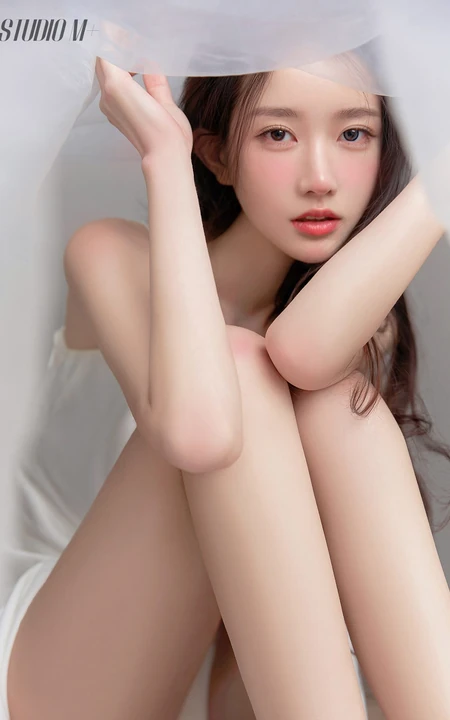 秀色掩今古，荷花羞玉颜，白衣校花与大长腿气质女生轻纱写真