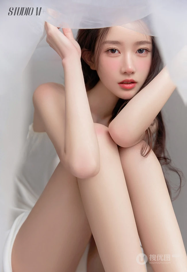 秀色掩今古，荷花羞玉颜，白衣校花与大长腿气质女生轻纱写真