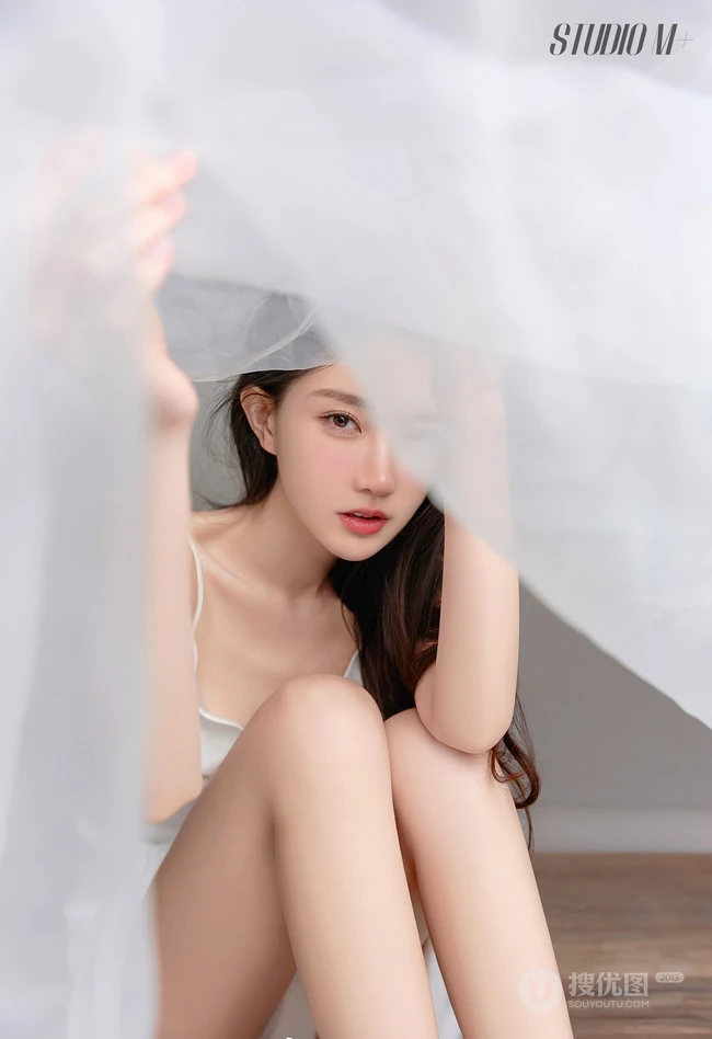 秀色掩今古，荷花羞玉颜，白衣校花与大长腿气质女生轻纱写真
