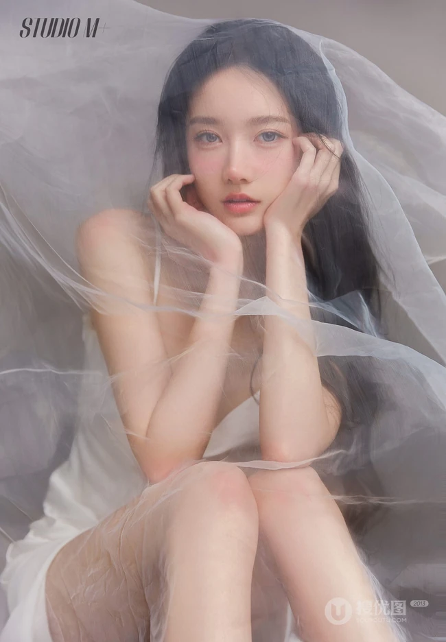 秀色掩今古，荷花羞玉颜，白衣校花与大长腿气质女生轻纱写真