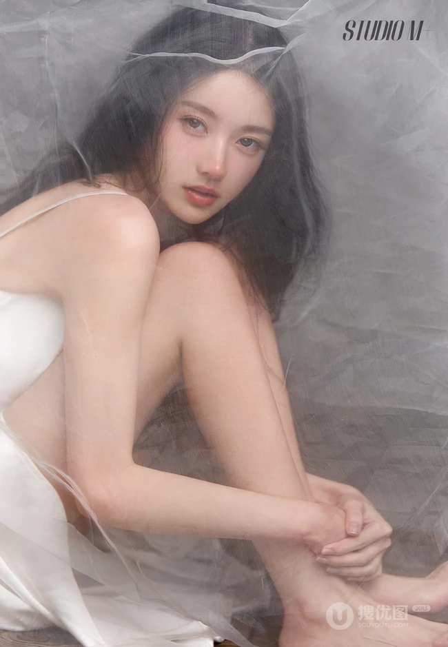 秀色掩今古，荷花羞玉颜，白衣校花与大长腿气质女生轻纱写真