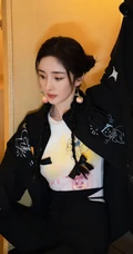 杨幂黑白配酷酷穿搭显匀称身材写真图片