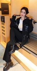 杨幂黑白配酷酷穿搭显匀称身材写真图片