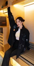 杨幂黑白配酷酷穿搭显匀称身材写真图片