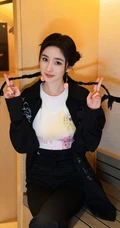 杨幂黑白配酷酷穿搭显匀称身材写真图片