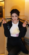 杨幂黑白配酷酷穿搭显匀称身材写真图片