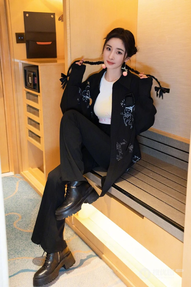 杨幂黑白配酷酷穿搭显匀称身材写真图片