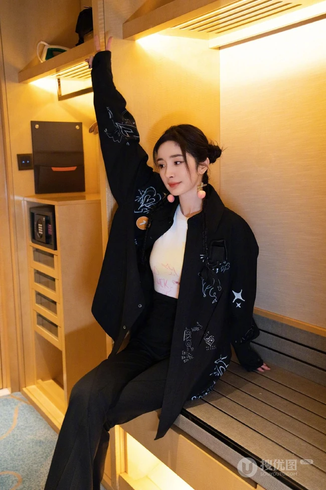 杨幂黑白配酷酷穿搭显匀称身材写真图片