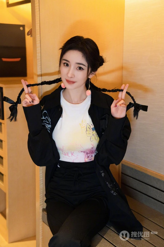杨幂黑白配酷酷穿搭显匀称身材写真图片